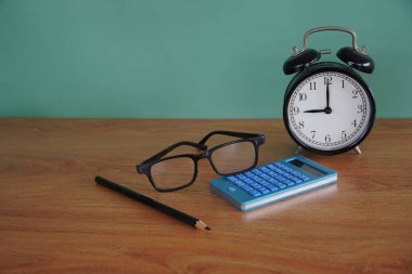 Masadaki çalar saat.