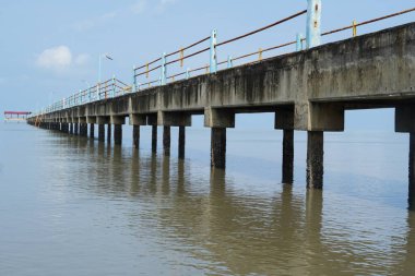 Yan, Kedah, Malezya 'daki Pantai Murni sahilinde mavi gökyüzüne karşı iskele.