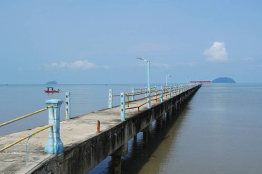 Yan, Kedah, Malezya 'daki Pantai Murni sahilinde mavi gökyüzüne karşı iskele.