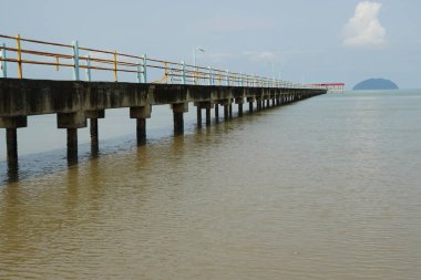 Yan, Kedah, Malezya 'daki Pantai Murni sahilinde mavi gökyüzüne karşı iskele.
