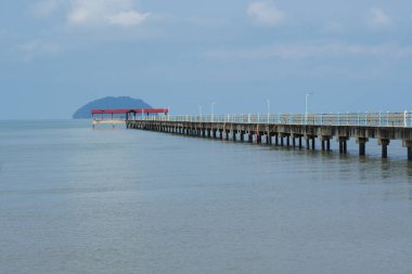 Yan, Kedah, Malezya 'daki Pantai Murni sahilinde mavi gökyüzüne karşı iskele.