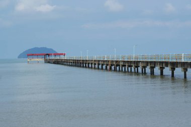 Yan, Kedah, Malezya 'daki Pantai Murni sahilinde mavi gökyüzüne karşı iskele.