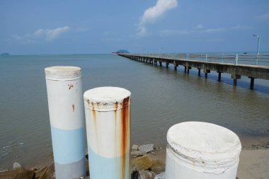 Yan, Kedah, Malezya 'daki Pantai Murni sahilinde mavi gökyüzüne karşı iskele.