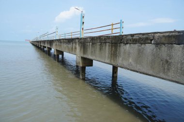 Yan, Kedah, Malezya 'daki Pantai Murni sahilinde mavi gökyüzüne karşı iskele.