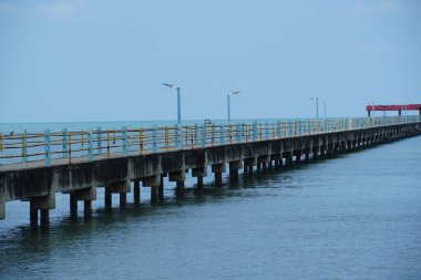 Yan, Kedah, Malezya 'daki Pantai Murni sahilinde mavi gökyüzüne karşı iskele.