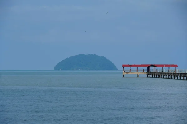 マレーシア キンタ マレーシアに位置するブルースカイに対するパイアムムニビーチのジェティ — ストック写真