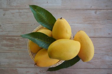 Ahşap arka planda doğranmış mango meyvesi