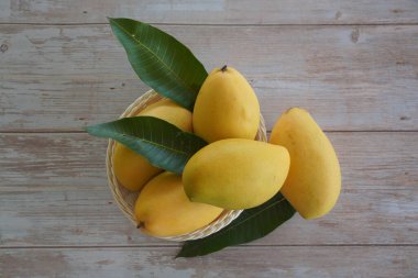 Ahşap arka planda doğranmış mango meyvesi