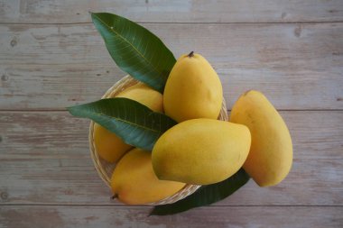 Ahşap arka planda doğranmış mango meyvesi