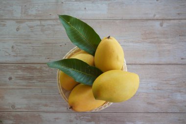 Ahşap arka planda doğranmış mango meyvesi