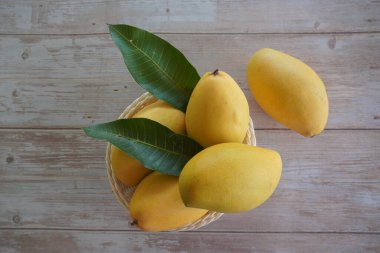 Ahşap arka planda doğranmış mango meyvesi