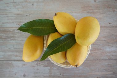 Ahşap arka planda doğranmış mango meyvesi