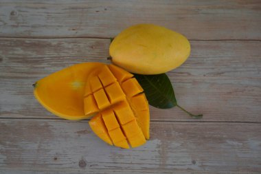 Ahşap arka planda doğranmış mango meyvesi