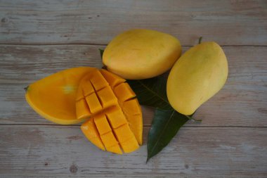 Ahşap arka planda doğranmış mango meyvesi