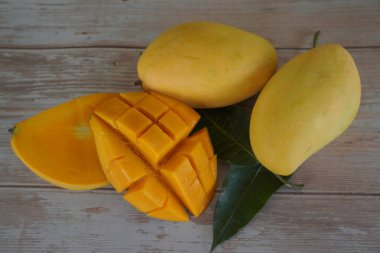 Ahşap arka planda doğranmış mango meyvesi