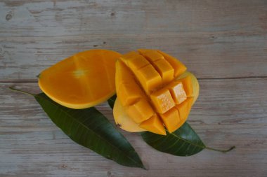 Ahşap arka planda doğranmış mango meyvesi