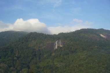 Güneydoğu Asya 'nın en yüksek şelalesi olan Gunung Stong Şelalesinin manzarası, Dabong bölgesinde, Kelantan, Malezya