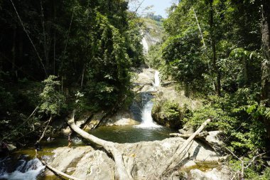 Gunung Stong şelalesinde asma köprü, Dabong, Kelantan, Malezya
