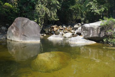 Kelantan 'ın Dabong ilçesindeki şelale manzarası