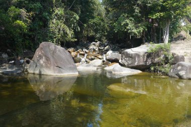 Kelantan 'ın Dabong ilçesindeki şelale manzarası