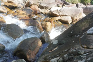 Kelantan 'ın Dabong ilçesindeki şelale manzarası
