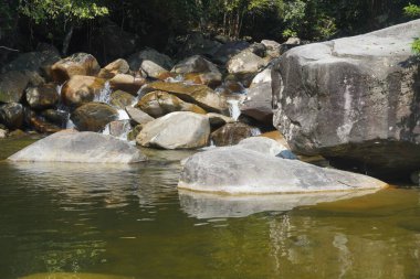 Kelantan 'ın Dabong ilçesindeki şelale manzarası