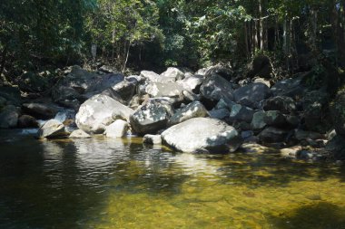 Kelantan 'ın Dabong ilçesindeki şelale manzarası