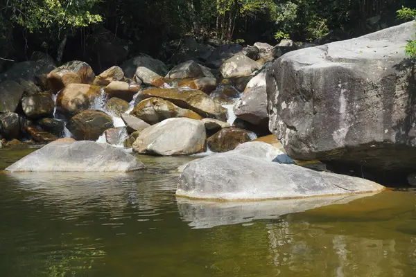 Kelantan 'ın Dabong ilçesindeki şelale manzarası