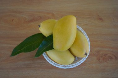 Ahşap arka planda mango meyveleri