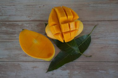 Ahşap arka planda mango meyveleri