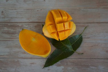 Ahşap arka planda mango meyveleri