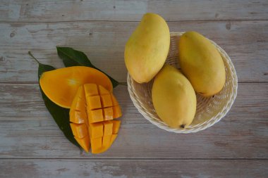 Ahşap arka planda mango meyveleri