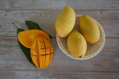 Ahşap arka planda mango meyveleri