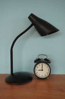 Çalışma lambasını alarmlı saatle kapat