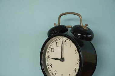 Masadaki çalar saat.