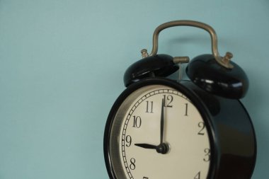 Masadaki çalar saat.