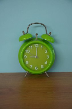 Masadaki çalar saat.