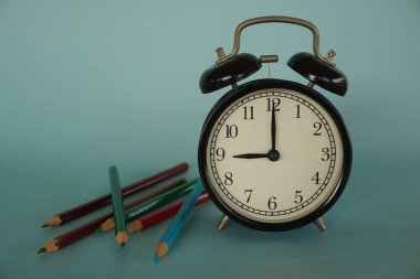 Renkli kalemli çalar saat