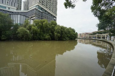 Melaka, Malezya - 31 Ekim 2024; Modern ve tarihi yapıya sahip Melaka Nehri manzarası