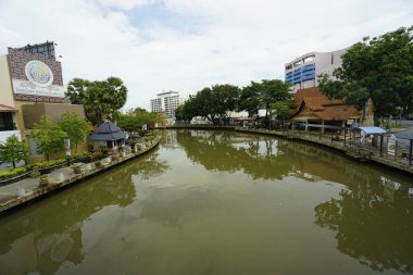 Melaka, Malezya - 31 Ekim 2024; Modern ve tarihi yapıya sahip Melaka Nehri manzarası