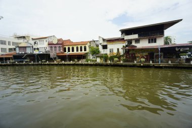 Melaka, Malezya-30 Haziran 2024; modern ve tarihi yapıya sahip Melaka Nehri manzarası