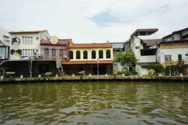 Melaka, Malezya-30 Haziran 2024; modern ve tarihi yapıya sahip Melaka Nehri manzarası