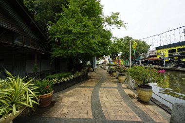 Melaka, Malezya-30 Haziran 2024; modern ve tarihi yapıya sahip Melaka Nehri manzarası