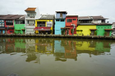 Melaka, Malezya-30 Haziran 2024; modern ve tarihi yapıya sahip Melaka Nehri manzarası