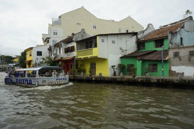 Melaka, Malezya-30 Haziran 2024; modern ve tarihi yapıya sahip Melaka Nehri manzarası