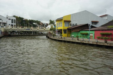 Melaka, Malezya-30 Haziran 2024; modern ve tarihi yapıya sahip Melaka Nehri manzarası