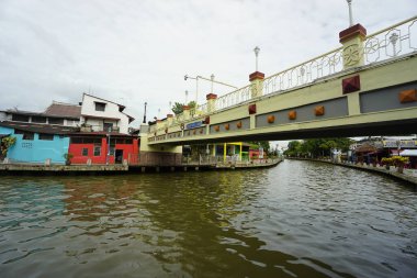 Melaka, Malezya-30 Haziran 2024; modern ve tarihi yapıya sahip Melaka Nehri manzarası
