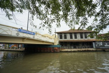 Melaka, Malezya-30 Haziran 2024; modern ve tarihi yapıya sahip Melaka Nehri manzarası