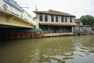 Melaka, Malezya-30 Haziran 2024; modern ve tarihi yapıya sahip Melaka Nehri manzarası