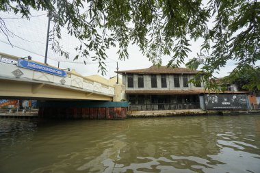 Melaka, Malezya-30 Haziran 2024; modern ve tarihi yapıya sahip Melaka Nehri manzarası
